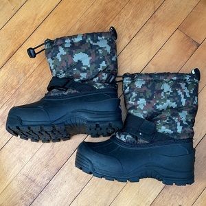 Northside brand Size 12 Kids digital camo winter boots